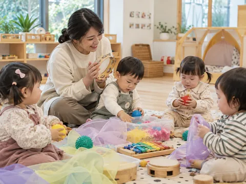 촉감 공과 스카프, 다양한 교구를 탐색하며 감각놀이를 하는 아이들의 이미지